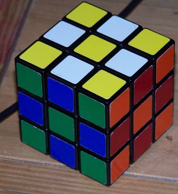 Rubikova kostka je pro někoho nepřekonatelný hlavolam, pro jiného otázka pár minut.