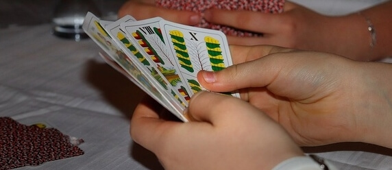 Mariáš si zahrajete s klasickými kartami na prší...