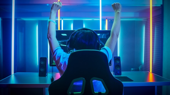 Esporty, progamer v křesle u monitoru