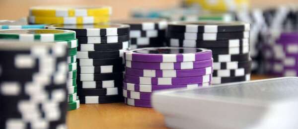 Co je to split v pokeru?