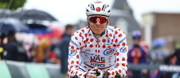 Tadej Pogačar poprvé v kariéře v puntikovaném dresu pro nejlepšího závodníka vrchařské soutěže Tour de France