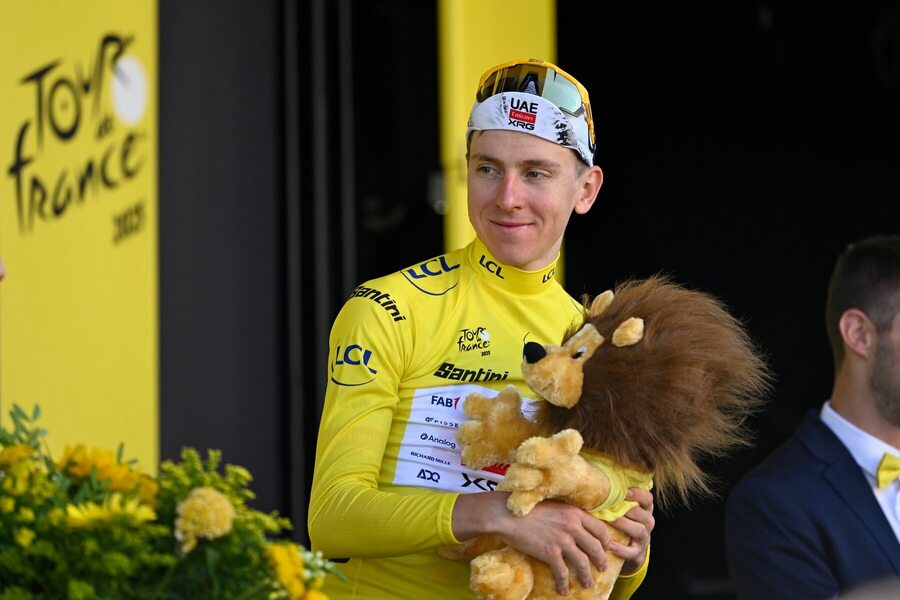 Tadej Pogařar na Tour de France 2025 ve žlutém