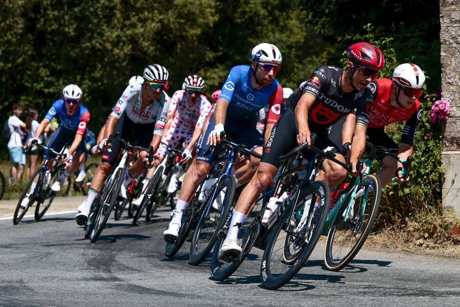 Skupina závodníků TdF 2025