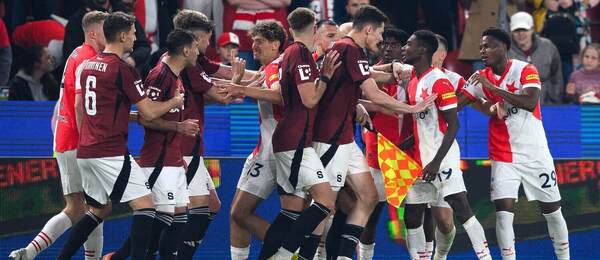 Potyčka hráčů Slavie a Sparty při derby