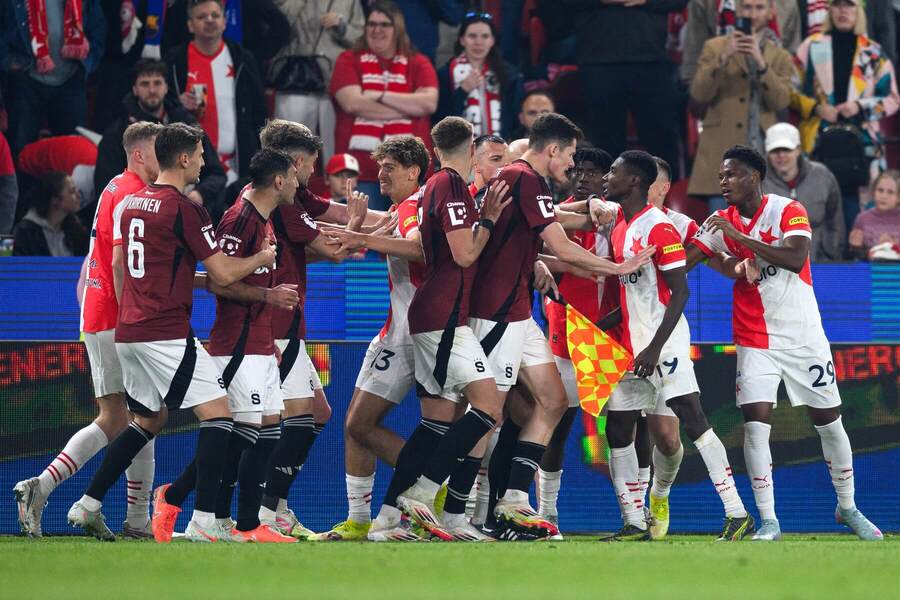 Potyčka hráčů Slavie a Sparty při derby