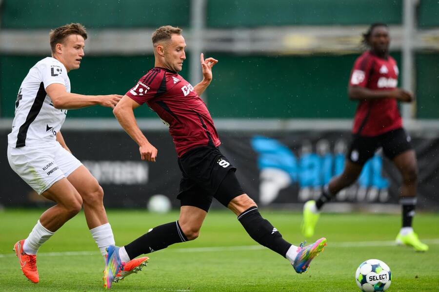 Tomáš Král z Mladé Boleslavi a Jan Kuchta ze Sparty Praha během přípravného utkání v rámci letní přípravy