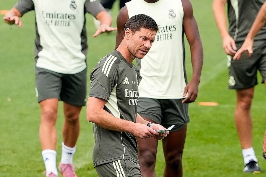Trenér Xabi Alonso připravuje svůj tým na ligovou premiéru
