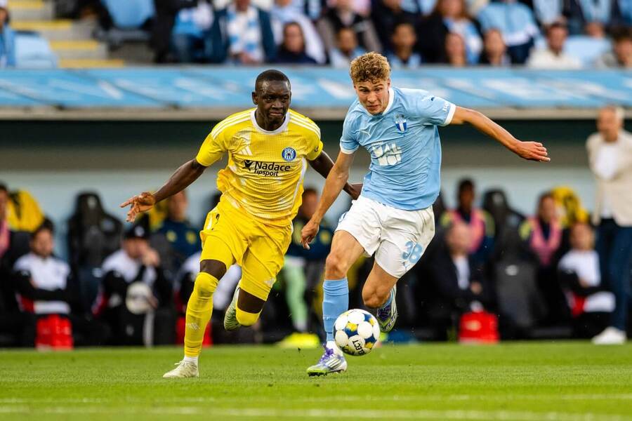 Hugo Bolin z Malmö a Abdoulaye Sylla z Olomouce v prvním kvalifikačním utkání