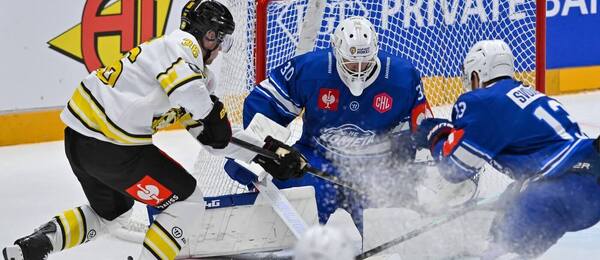 Aleš Stezka hájí brněnskou branku proti Brynäsu