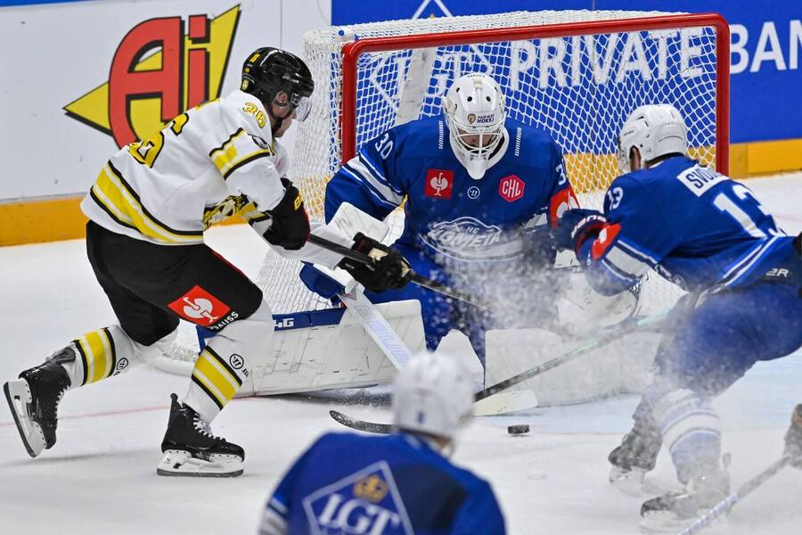 Aleš Stezka hájí brněnskou branku proti Brynäsu