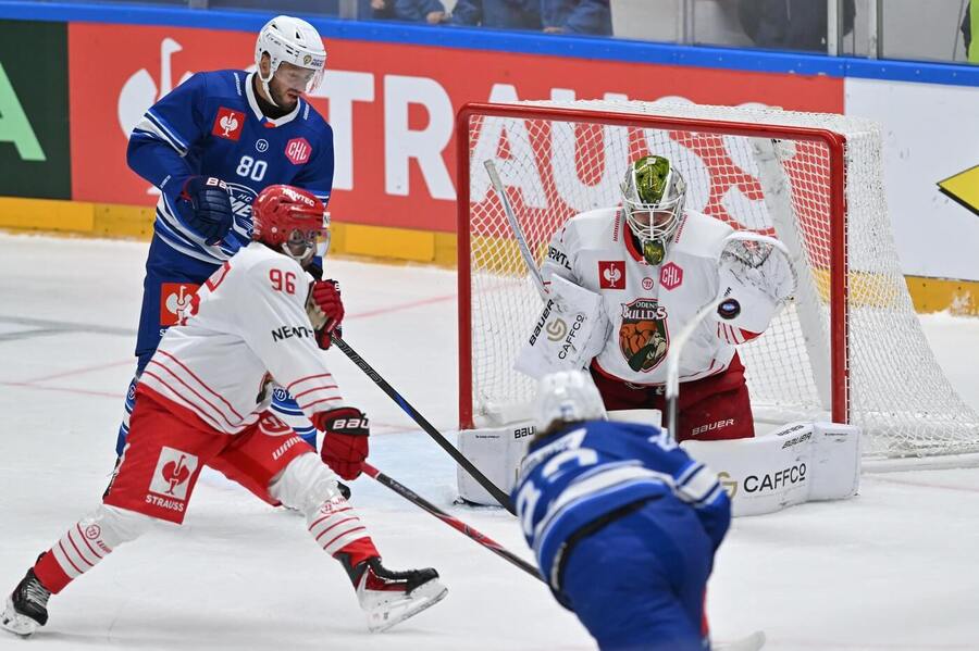 Tomáš Zohorna z Komety před brankou Odense