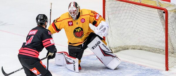 Filip Chlapík proměňuje rozhodující nájezd proti Luleå