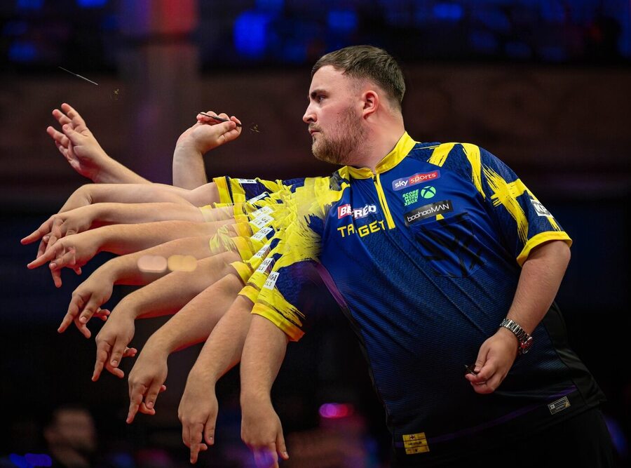Luke Littler se účastní turnaje World Series of Darts Finals 2025 v Amsterdamu.