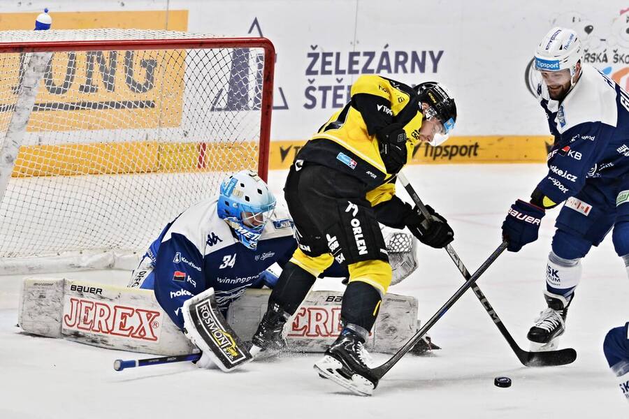 Litvínovský Matúš Sukeľ před brněnským golmanem Michalem Postaou