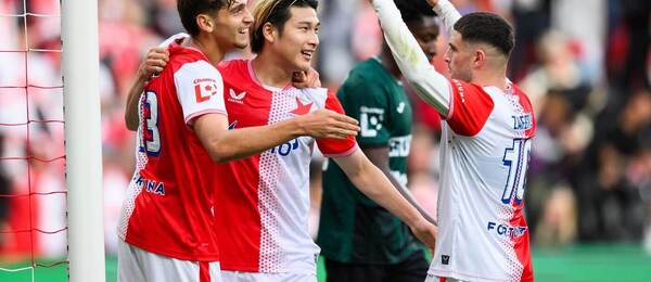 Slávisté Mojmír Chytil, Daiki Hashioka a Christos Zafeiris se radují z gólu proti Karviné