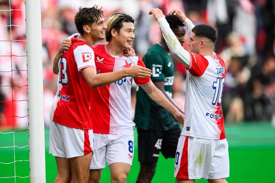 Slávisté Mojmír Chytil, Daiki Hashioka a Christos Zafeiris se radují z gólu proti Karviné