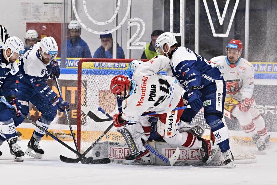 Hynek Zohorna (Kometa) a Jakub Pour (Mountfield) v loňském ročníku Extraligy