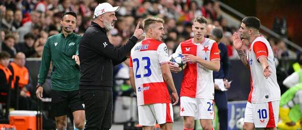 Hráči Slavie dostávající pokyny od trenéra Jindřicha Trpišovského