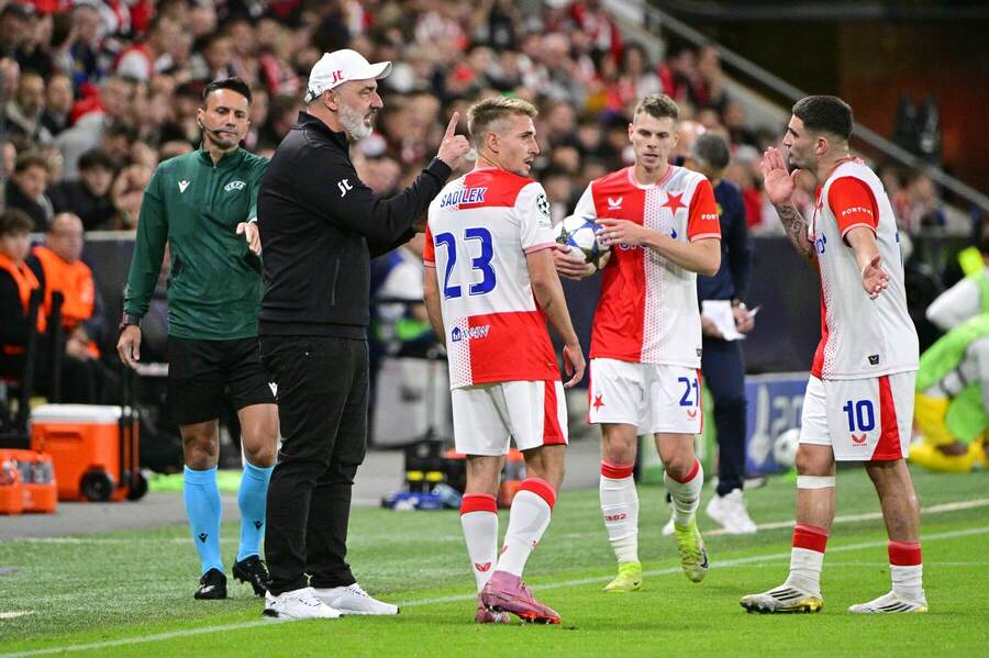 Hráči Slavie dostávající pokyny od trenéra Jindřicha Trpišovského