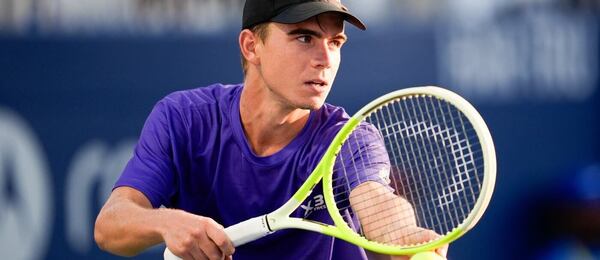 Dalibor Svrčina postoupil do osmifinále ATP challengeru v Ťing-šanu. Ve dvouhře se proti němu postaví Eliot Spizzirri. 