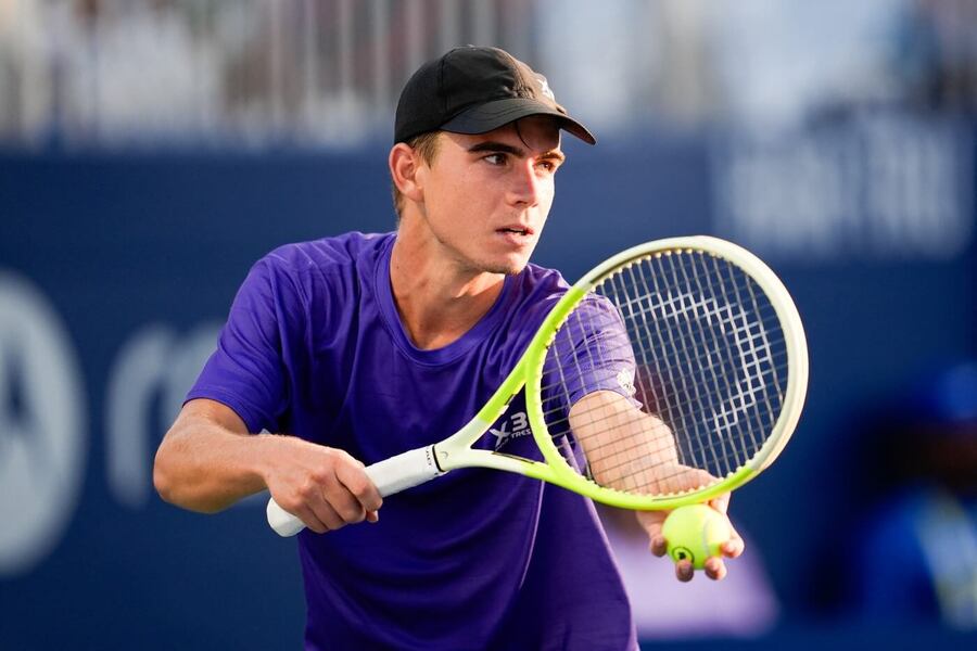 Dalibor Svrčina postoupil do osmifinále ATP challengeru v Ťing-šanu. Ve dvouhře se proti němu postaví Eliot Spizzirri.