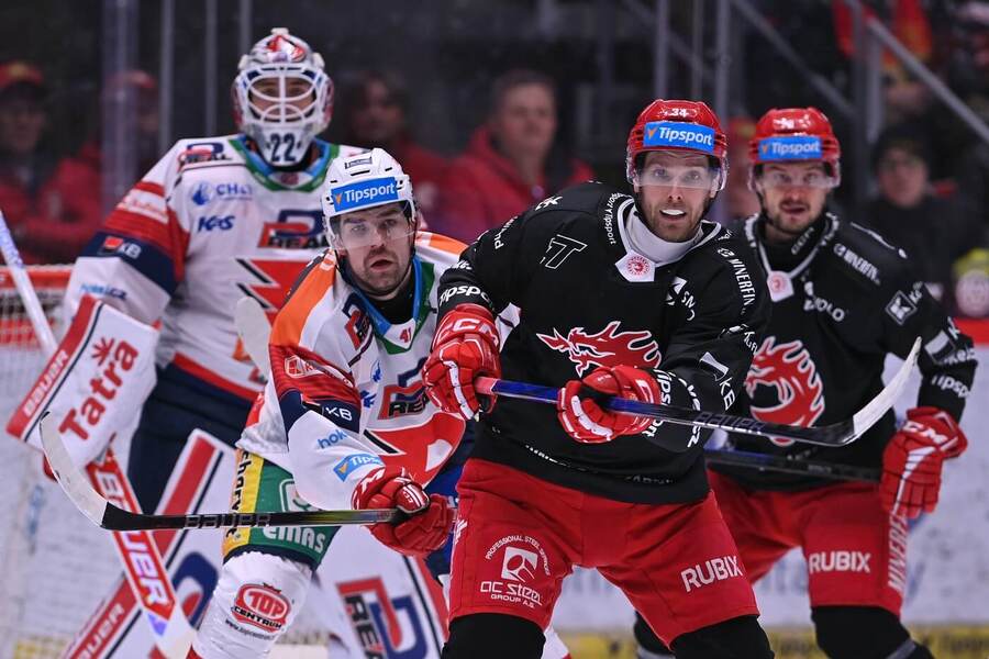 Roman Will, Peter Čerešňák, Ondřej Kovarčík a Libor Hudáček v zápase Pardubice s Třincem