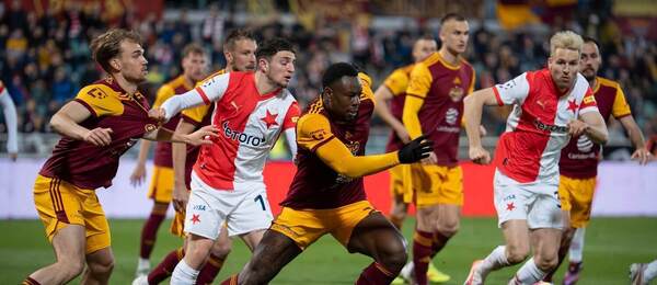 Hráči Slavie Praha a Dukly Praha v posledním vzájemném zápase