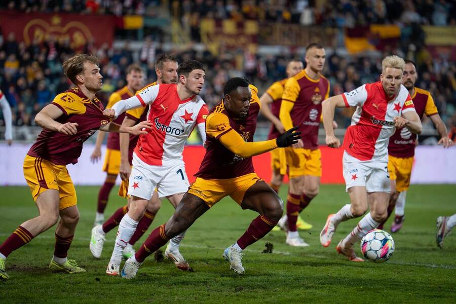 Hráči Slavie Praha a Dukly Praha v posledním vzájemném zápase