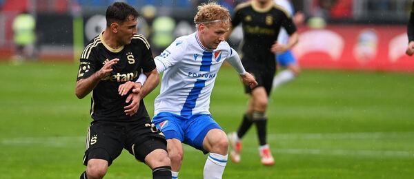 Qazim Laci a Matěj Šín v loňském nadstavbovém utkání mezi Baníkem a Spartou