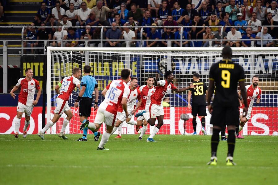 Hráči Slavie Praha se radují z gólu proti Interu Milán v září roku 2019