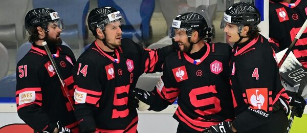 Hráči Sparty se radují z gólu v hokejové Lize mistrů