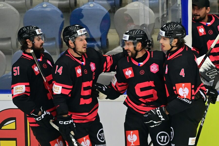 Hráči Sparty se radují z gólu v hokejové Lize mistrů