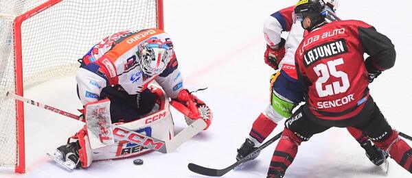 Sparťan Jani Lajunen před pardubickým brankářem Tomášem Vomáčkou