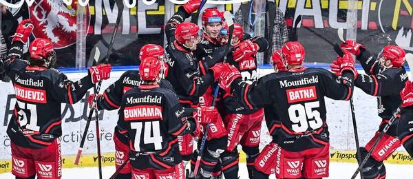 Mountfield HK slaví vítězství v zápase s Pardubicemi