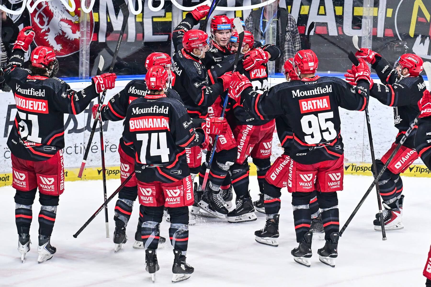 Mountfield HK slaví vítězství v zápase s Pardubicemi