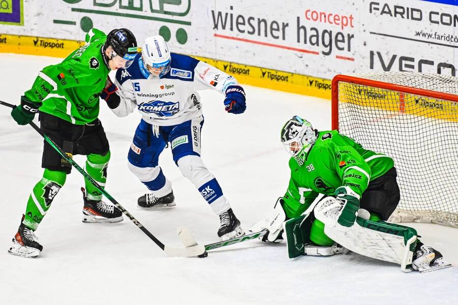 Vojtěch Hradec, Jakub Kos, Dominik Furch v zápase mezi Kometou a Mladou Boleslaví