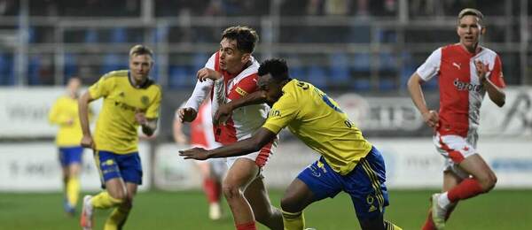 Mojmír Chytil v souboji s Jossem Didibou během posledního zápasu Slavie se Zlínem