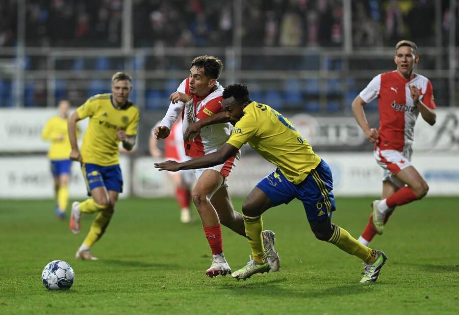 Mojmír Chytil v souboji s Jossem Didibou během posledního zápasu Slavie se Zlínem