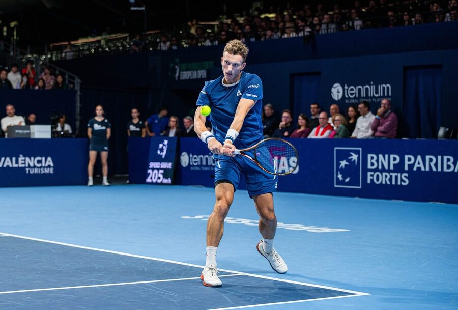 Jiří Lehečka porazil Giovanniho Mpetshi Perricarda a postoupil do finále turnaje European Open 2025.