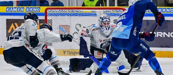 Lukáš Cingel z Brna před vítkovickým brankářem Dominikem Hrachovinou