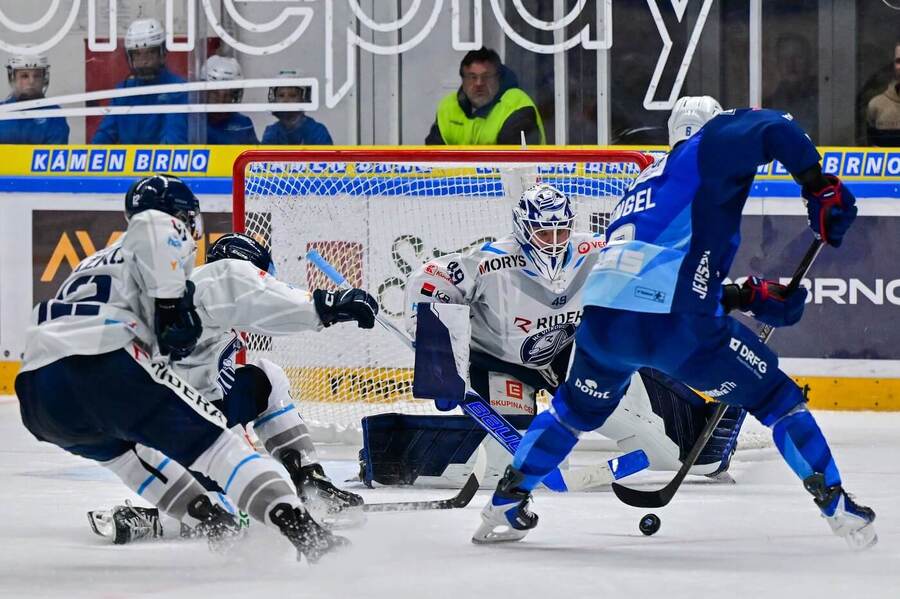 Lukáš Cingel z Brna před vítkovickým brankářem Dominikem Hrachovinou