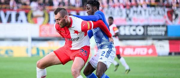 Tomáš Chorý a Sylla Abdoulaye v souboji o míč během posledního zápasu Olomouce se Slavií