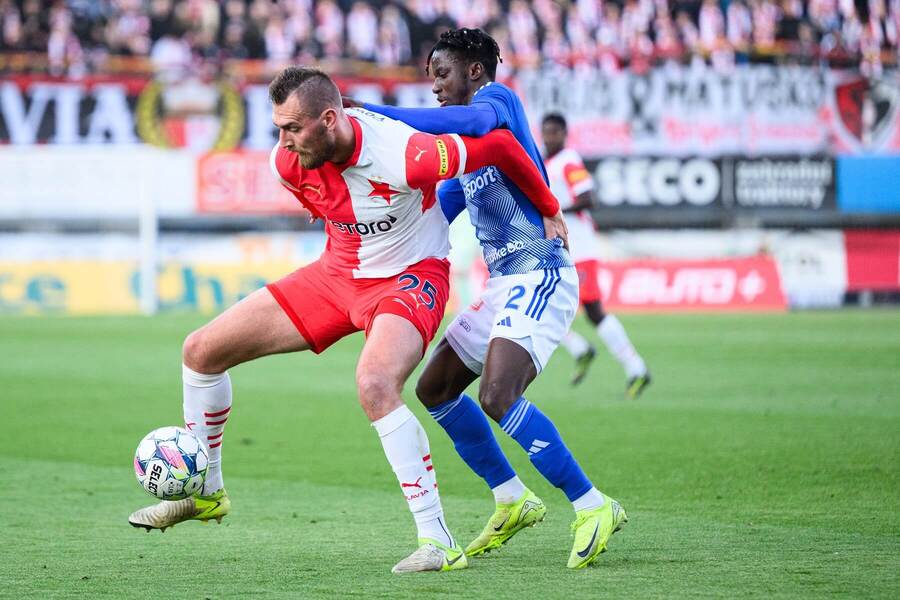 Tomáš Chorý a Sylla Abdoulaye v souboji o míč během posledního zápasu Olomouce se Slavií