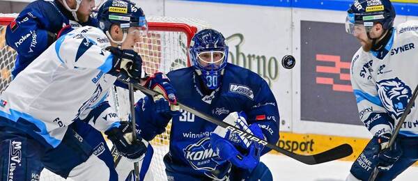 Liberečtí Jakub Hujer, Martin Faško-Rudáš před brněnským brankářem Alešem Stezkou