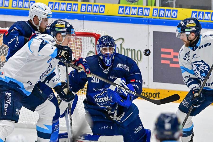 Liberečtí Jakub Hujer, Martin Faško-Rudáš před brněnským brankářem Alešem Stezkou