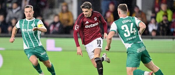 Albion Rrahmani ze Sparty a Antonín Křapka a Jan Vondra za Bohemians v loňském zápase Albion Rrahmani ze Sparty a Antonín Křapka a Jan Vondra za Bohemians v loňském zápase