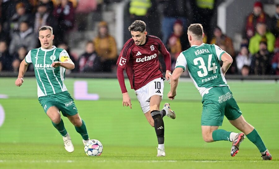 Albion Rrahmani ze Sparty a Antonín Křapka a Jan Vondra za Bohemians v loňském zápase