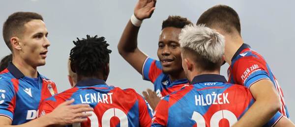 Plzeňští fotbalisté slaví gól v síti Baníku Ostrava Plzeňští fotbalisté slaví gól v síti Baníku Ostrava