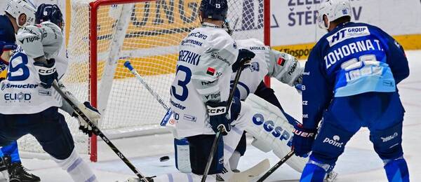 Brněnský Tomáš Zohorna před brankářem Janem Růžičkou z Plzně