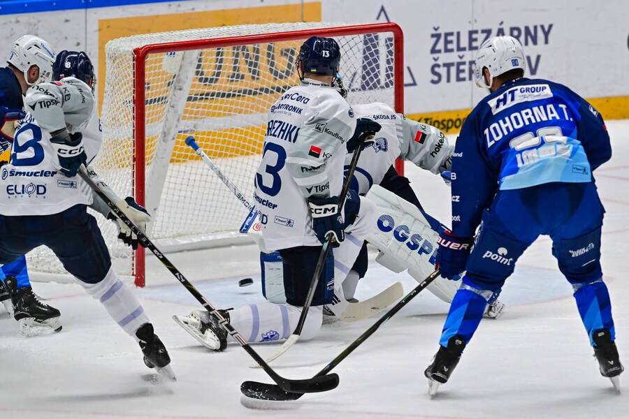 Brněnský Tomáš Zohorna před brankářem Janem Růžičkou z Plzně Brněnský Tomáš Zohorna před brankářem Janem Růžičkou z Plzně